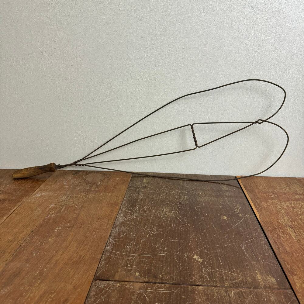 Antique Primitive Wire Rug Beater Heart Shape Twisted Metal Wood Handle Rustic